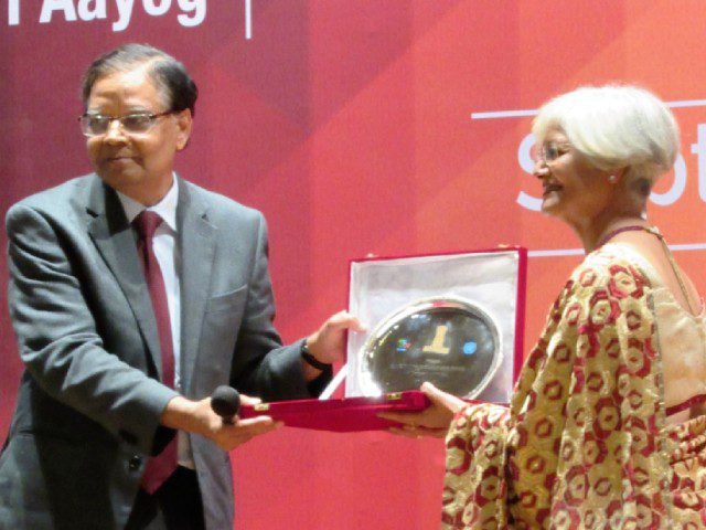 Dr. Meenakshi Nayar receiving an award